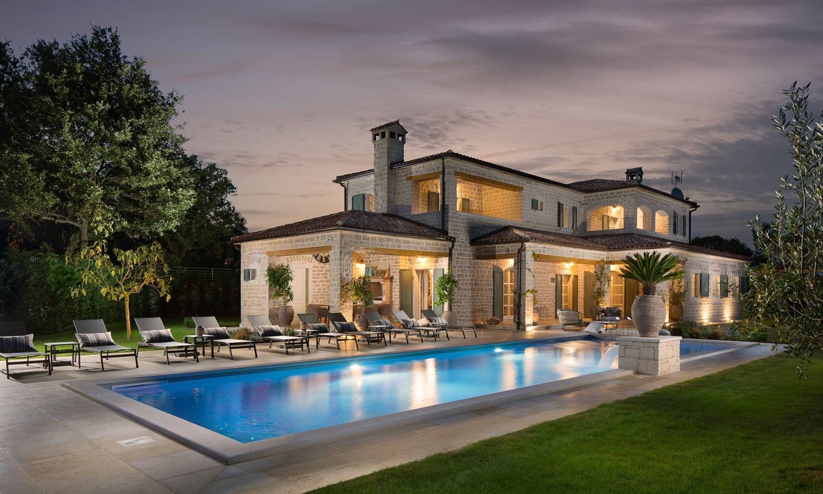 Korenici Villa | 10 people,pool,garden,barbecue,air-conditioned, loungers,open-air fitness,sports