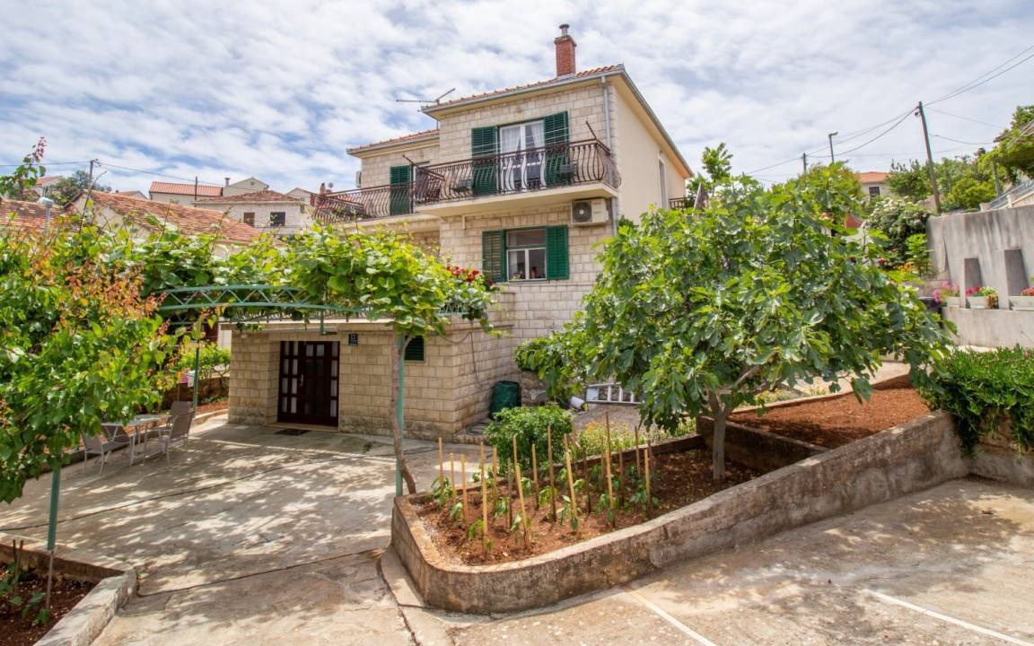 Supetar Apartment | 100 m² Apartment ∙ 3 bedrooms ∙ 4 guests