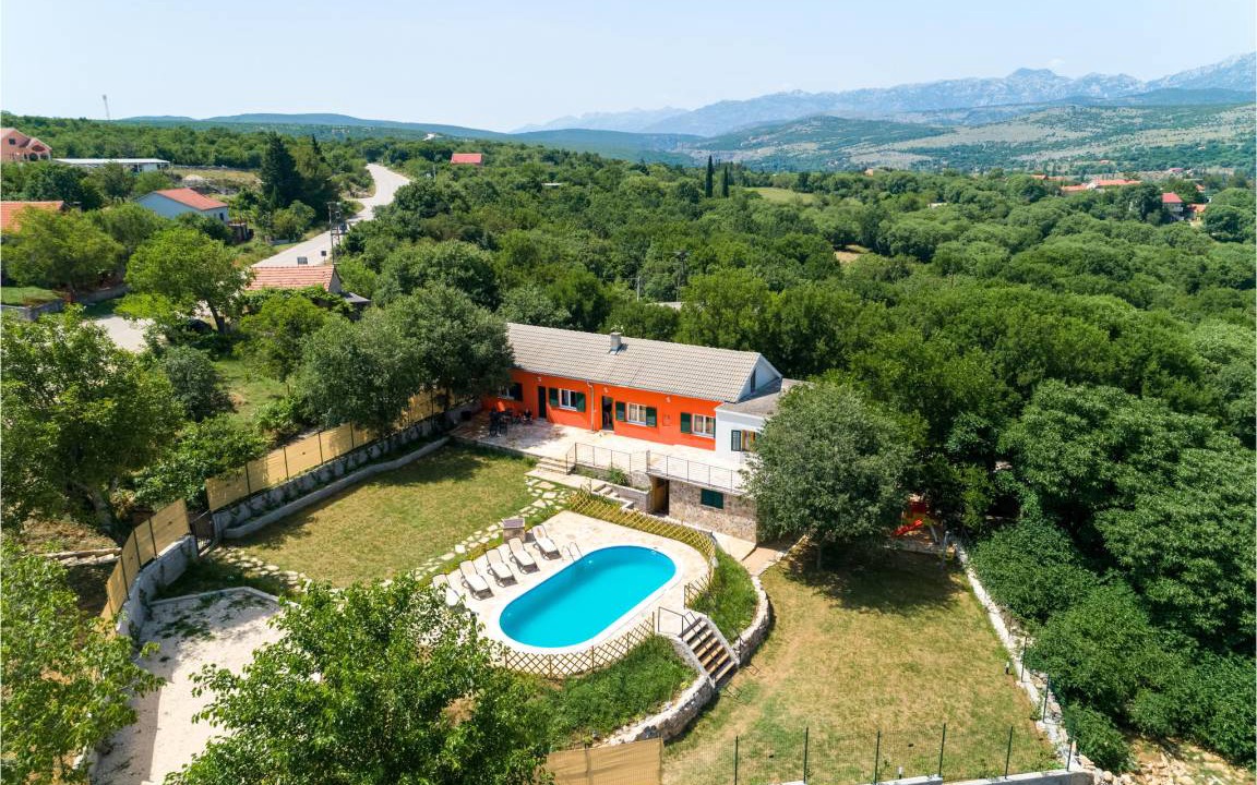 Obrovac House | 100 m² House ∙ 3 bedrooms ∙ 8 guests