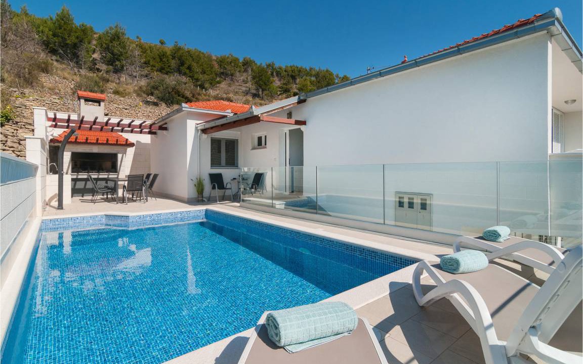 Zrnovnica House | 140 m² House ∙ 4 bedrooms ∙ 8 guests
