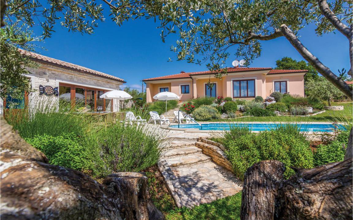 Kastel House | 163 m² House ∙ 4 bedrooms ∙ 8 guests