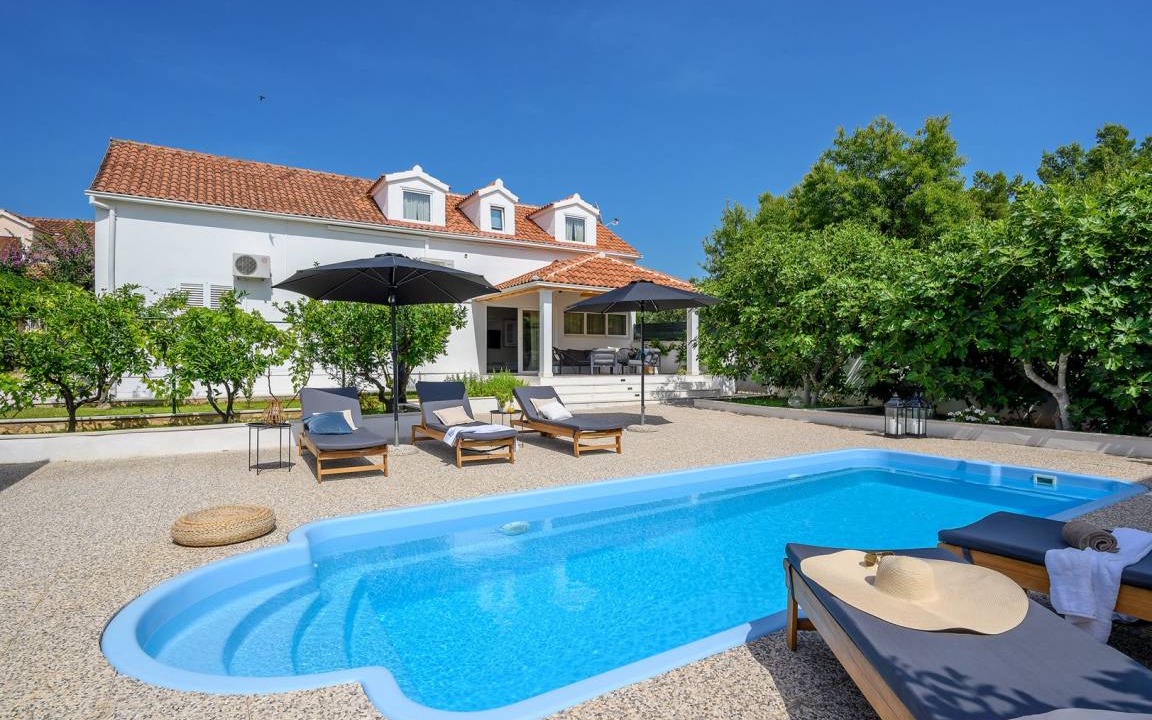 Cove Makarac (Milna) Villa | 200 m² Villa ∙ 4 bedrooms ∙ 9 guests
