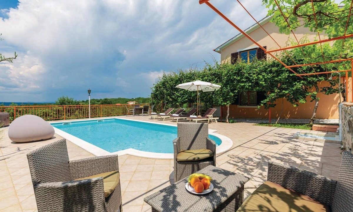 Presika House | 3 Bedroom Nice Home in Labin