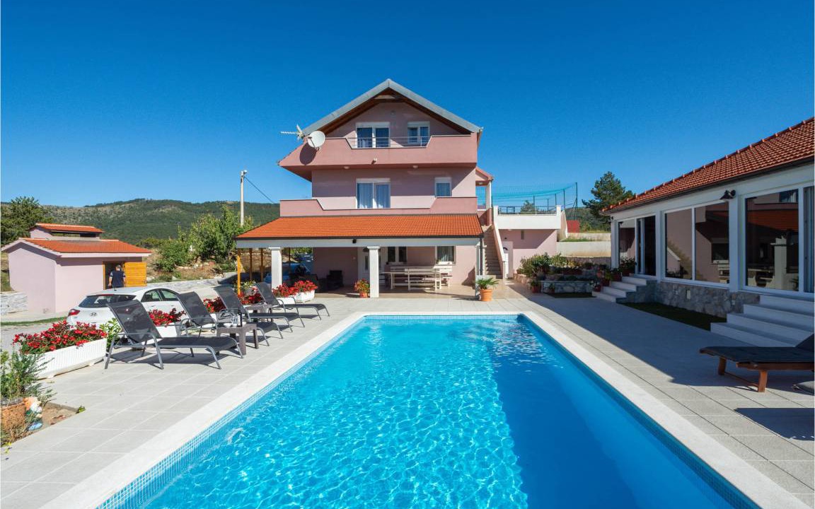 Neoric House | 300 m² House ∙ 6 bedrooms ∙ 16 guests