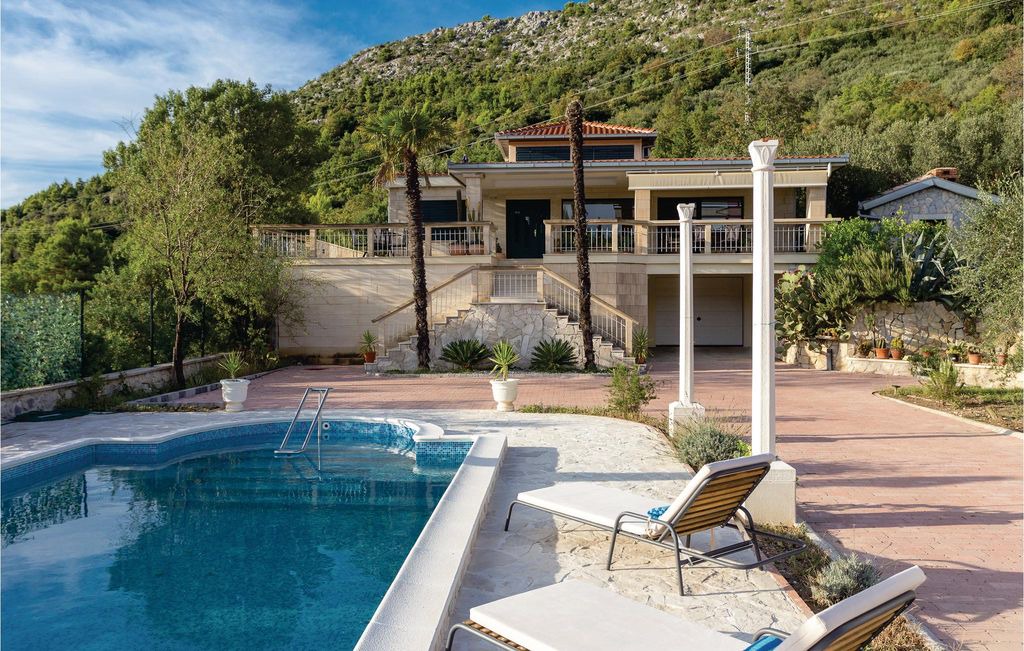 Kremena House | 4 bedroom accommodation in Kremena