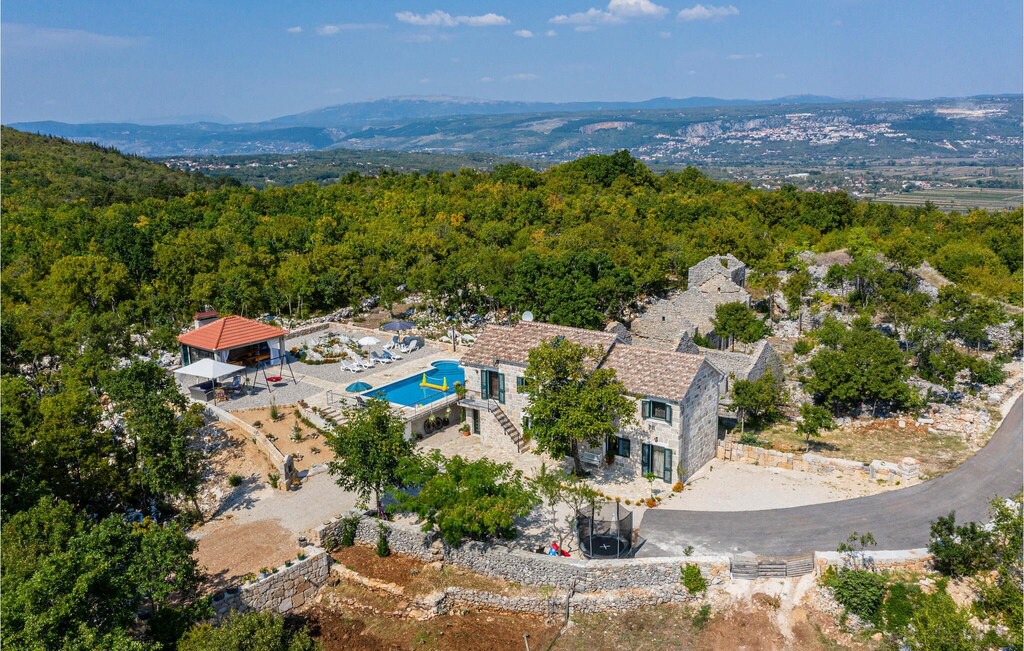 Zmijavci House | 4 bedroom accommodation in Zmijavci