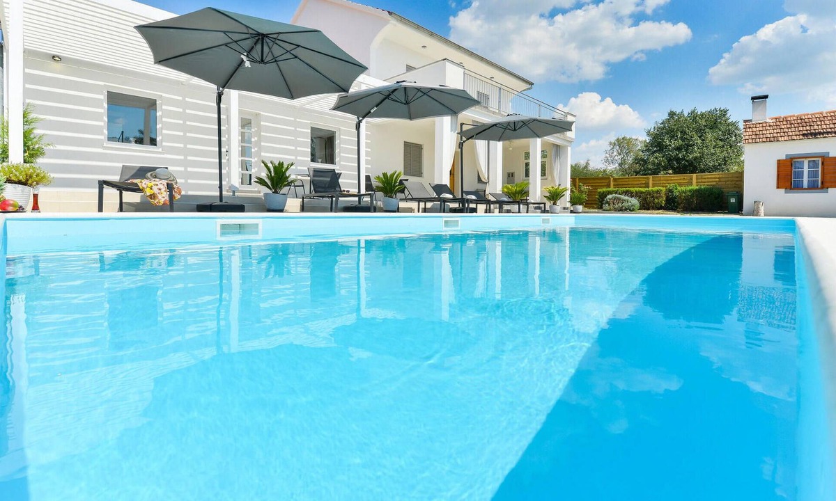 Tinj House | 4 bedroom accommodation in Tinj