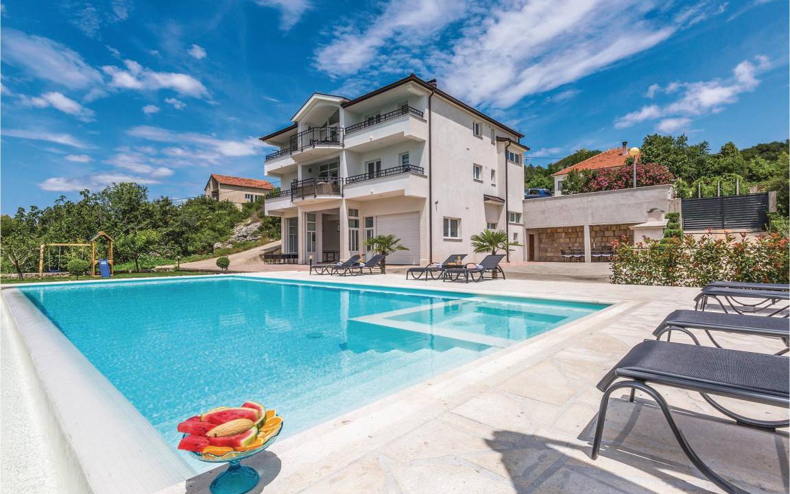 Prolozac House | 400 m² House ∙ 6 bedrooms ∙ 15 guests