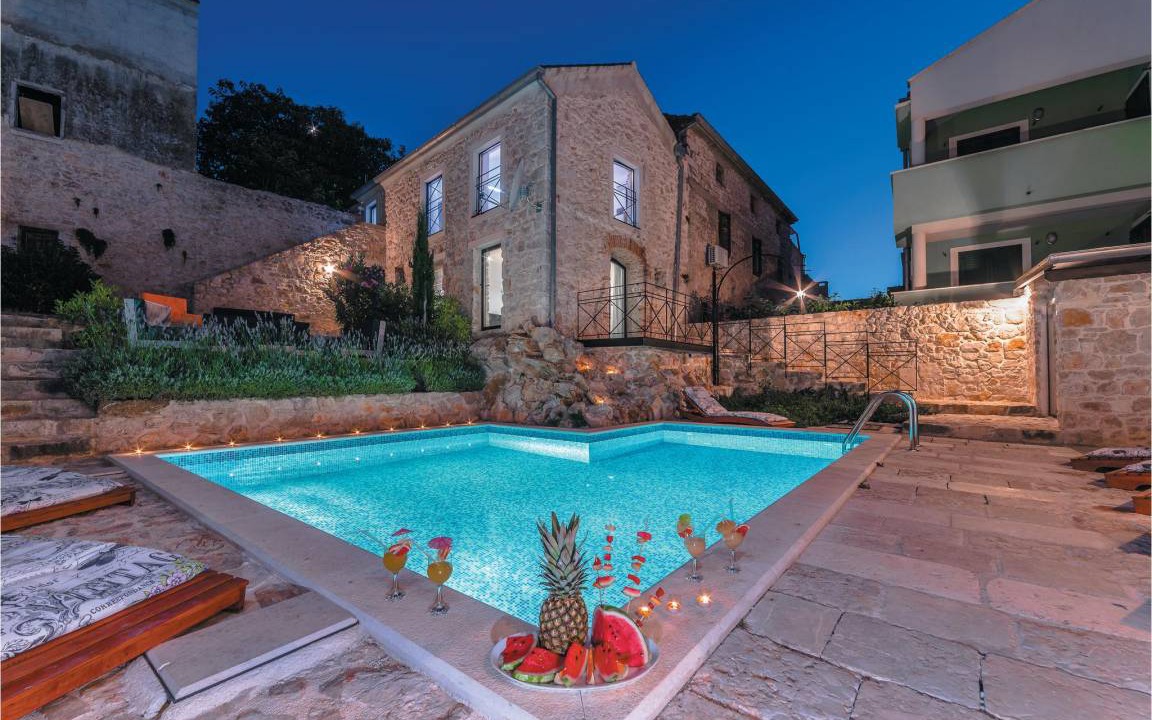 Tkon House | 421 m² House ∙ 9 bedrooms ∙ 18 guests