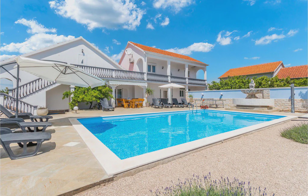 Tinj House | 5 bedroom accommodation in Tinj