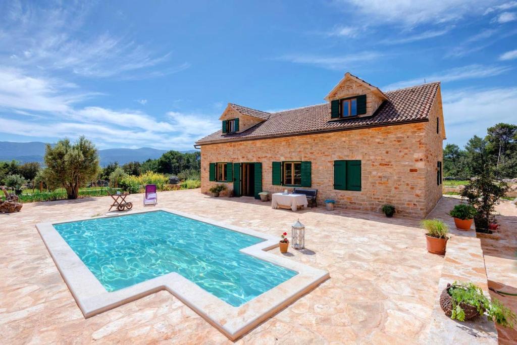 Vrbanj Villa | 5 bedrooms villa at Stari Grad 900 m away from the beach with private pool furnished garden and wifi