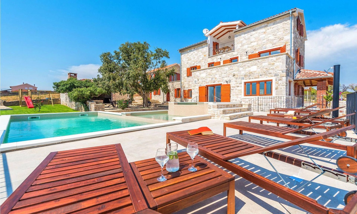 Tinj House | 6 bedroom accommodation in Tinj