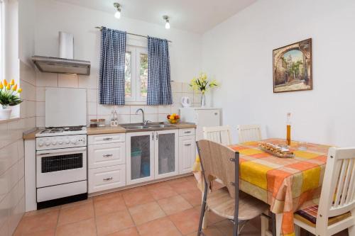 Vinisce Apartment | A 2 - Modern apartment with garden 80m from beach
