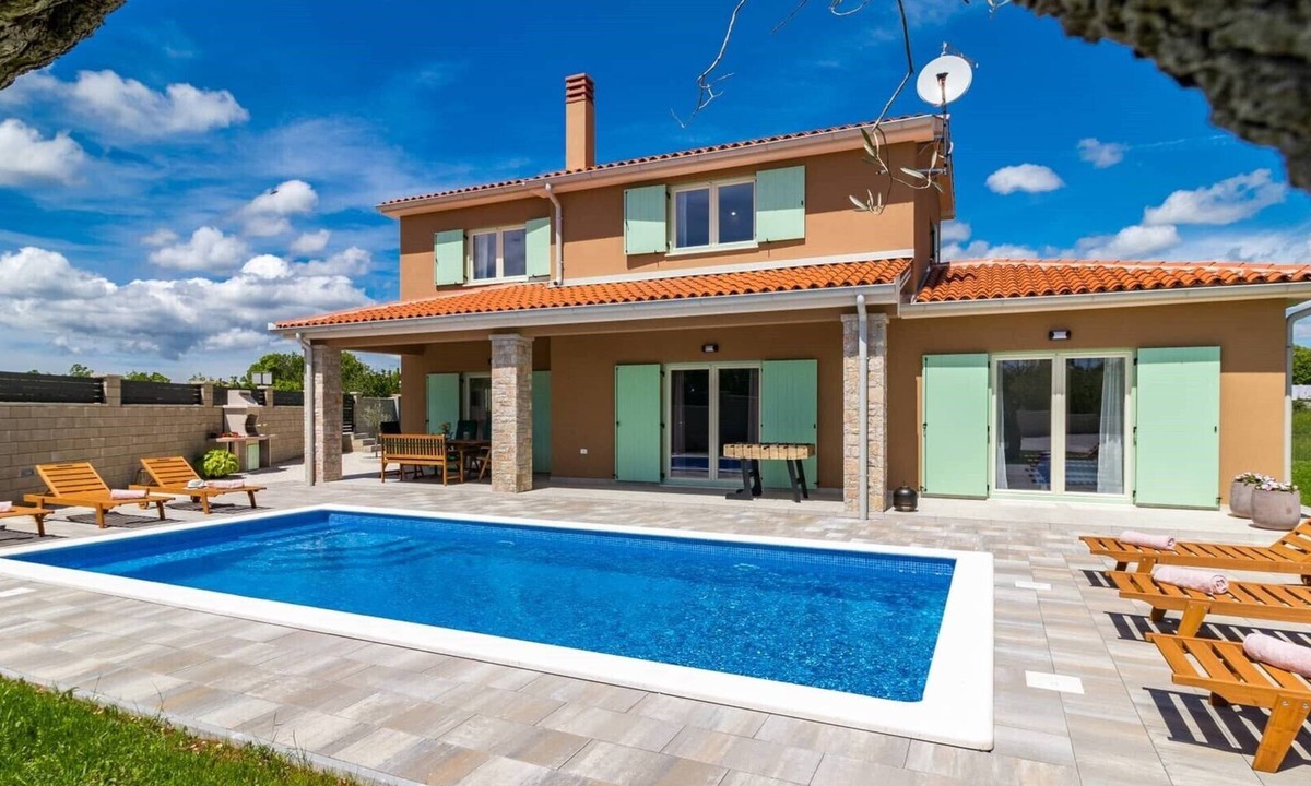 Orbanici Villa | A bright and serene holiday home with private pool and children's playground