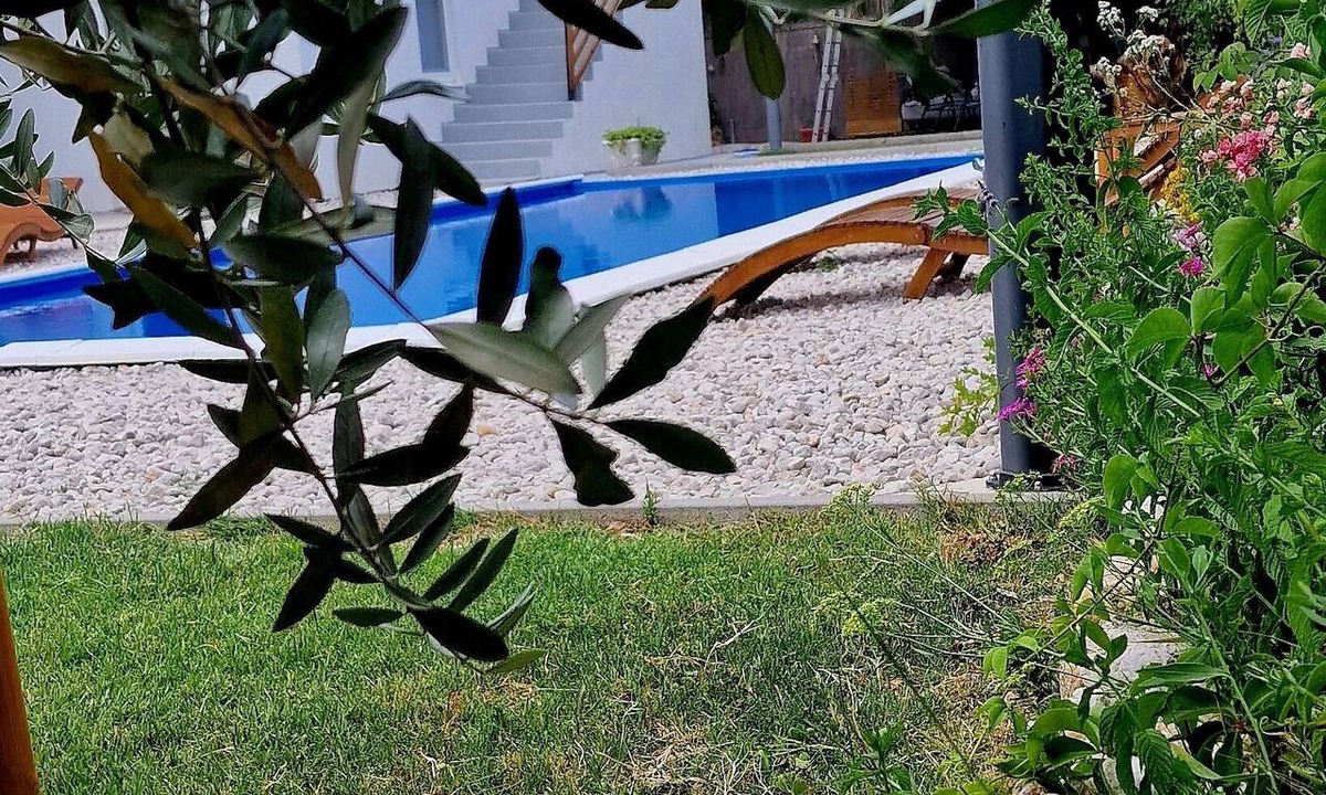 Mostar Apartment | A very nice and cozy vacation rental for 10 people, with a private pool and garden.