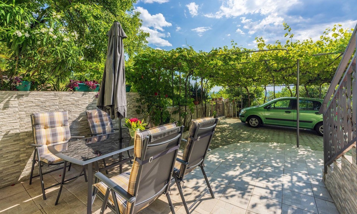 Vinodolska opcina Apartment | Affordable studio flat with private barbecue, private car park not far from the sea