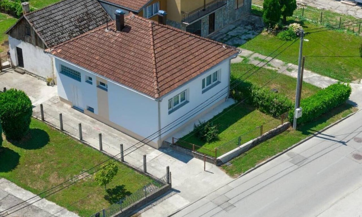 Mali Radic House | Alba House Bihac - Cozy 2-bedroom house in delightful Bihać with AC