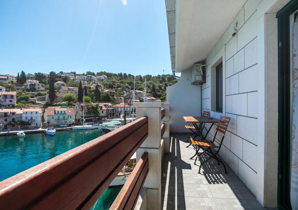 Stomorska Apartment | Alluring Apartment in Stomorska near the Sea