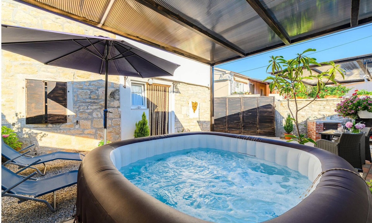Kanfanar House | Amazing home in Barat with house a panoramic view