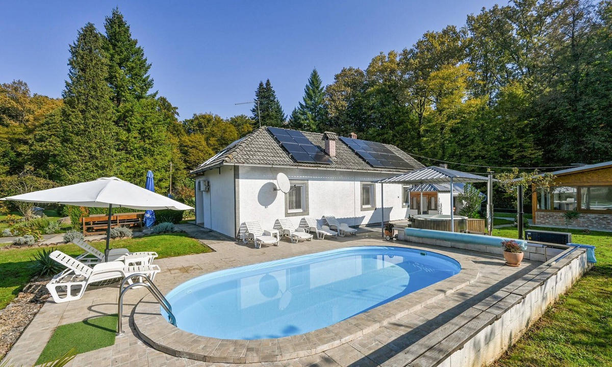 Ivanska House | Amazing home in Ivanska with kitchen