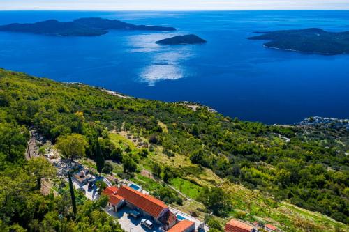 Dubrovacko Primorje House | Amber's Place: cosy house with pool and sea views