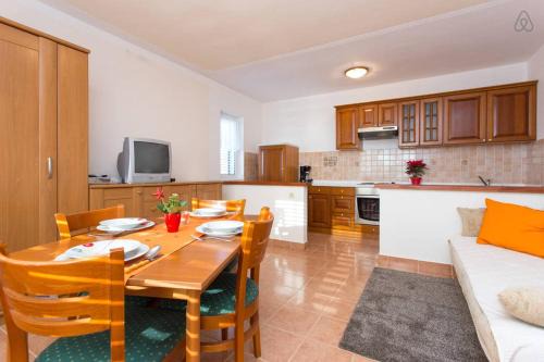 Mundanije House | Apartmani Lucia