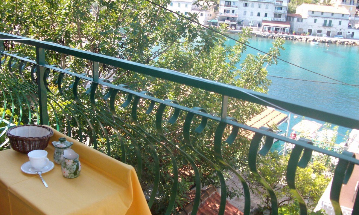Stomorska Apartment | Apartment Bob - 10m from the sea A4-Lorena 9(5) - Stomorska, Island Solta, Croatia