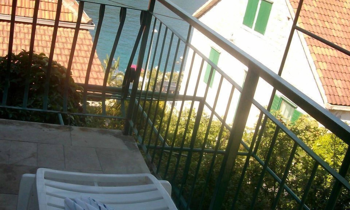 Stomorska Apartment | Apartment Bob - 10m from the sea A2-Lorena 7(5) - Stomorska, Island Solta, Croatia
