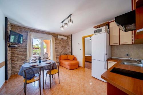 Rab Town Apartment | Apartment in Lopar with Balcony, Air condition, WIFI (4738-5)