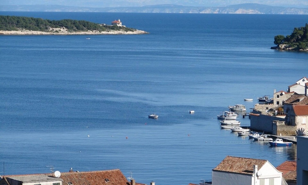 Vis Apartment | Apartment Jakša - close to the sea & free parking: A3(4) - Vis, Island Vis, Croatia