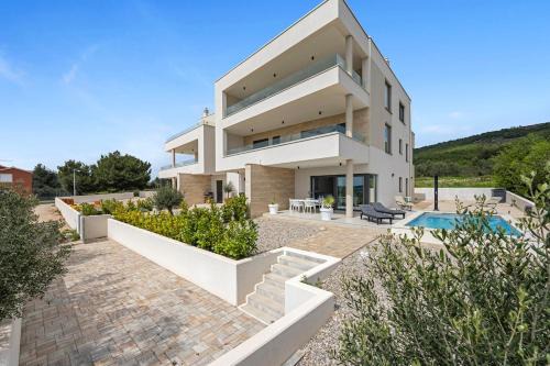 Tribunj Apartment | Apartment Maslina mit privatem Salzwasserpool