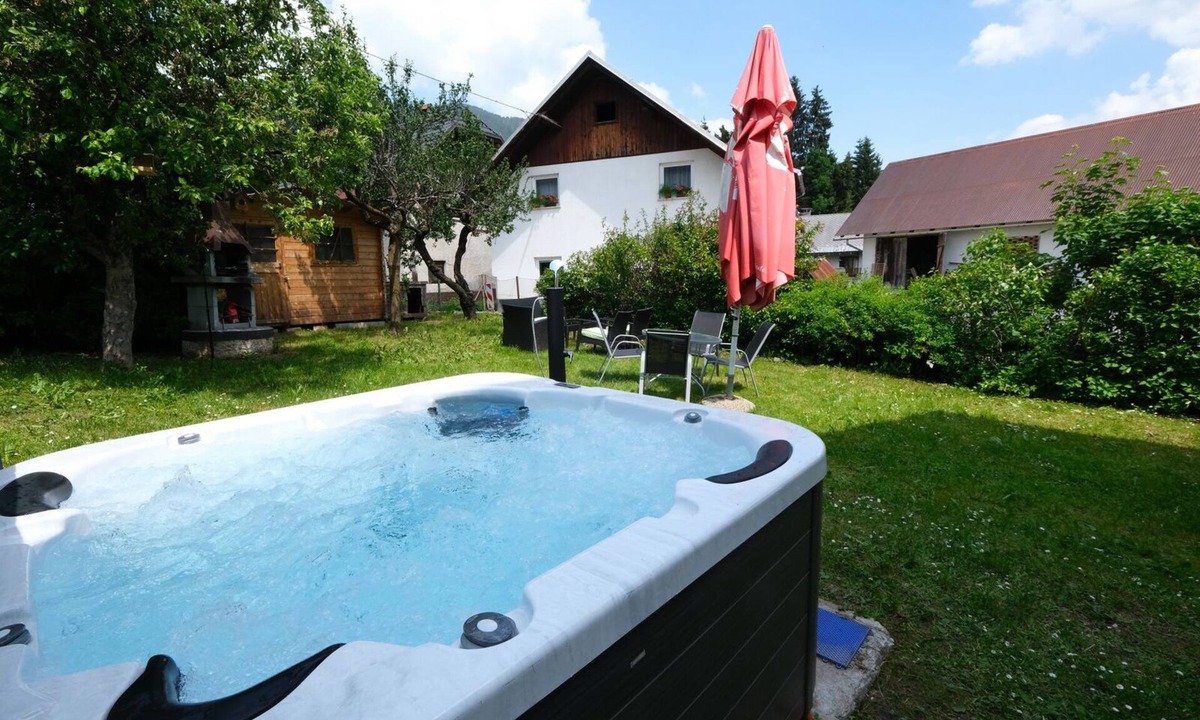 Podkoren Apartment | Apartment Planica 2 with a garden & a hot tub