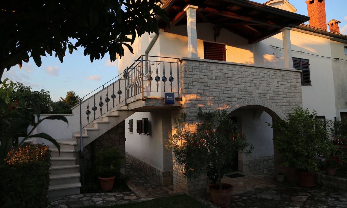 Funtana Apartment | Apartment with a balcony, private entrance, close to the beach and downtown.