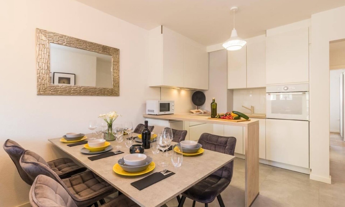 Vintijan Apartment | Apartment with view of the water
