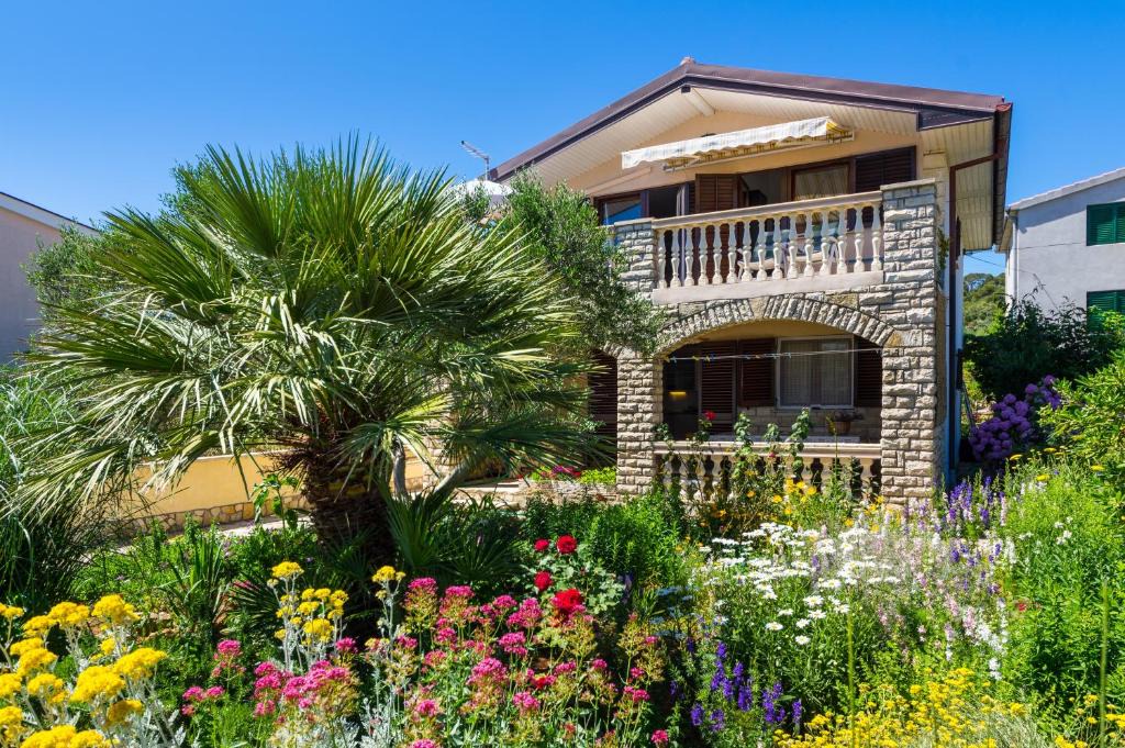 Kraj Apartment | Apartments by the sea Tkon, Pasman - 12346