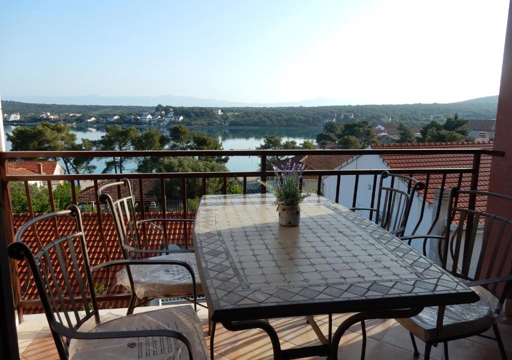 Loviste Apartment | Apartments Indira II