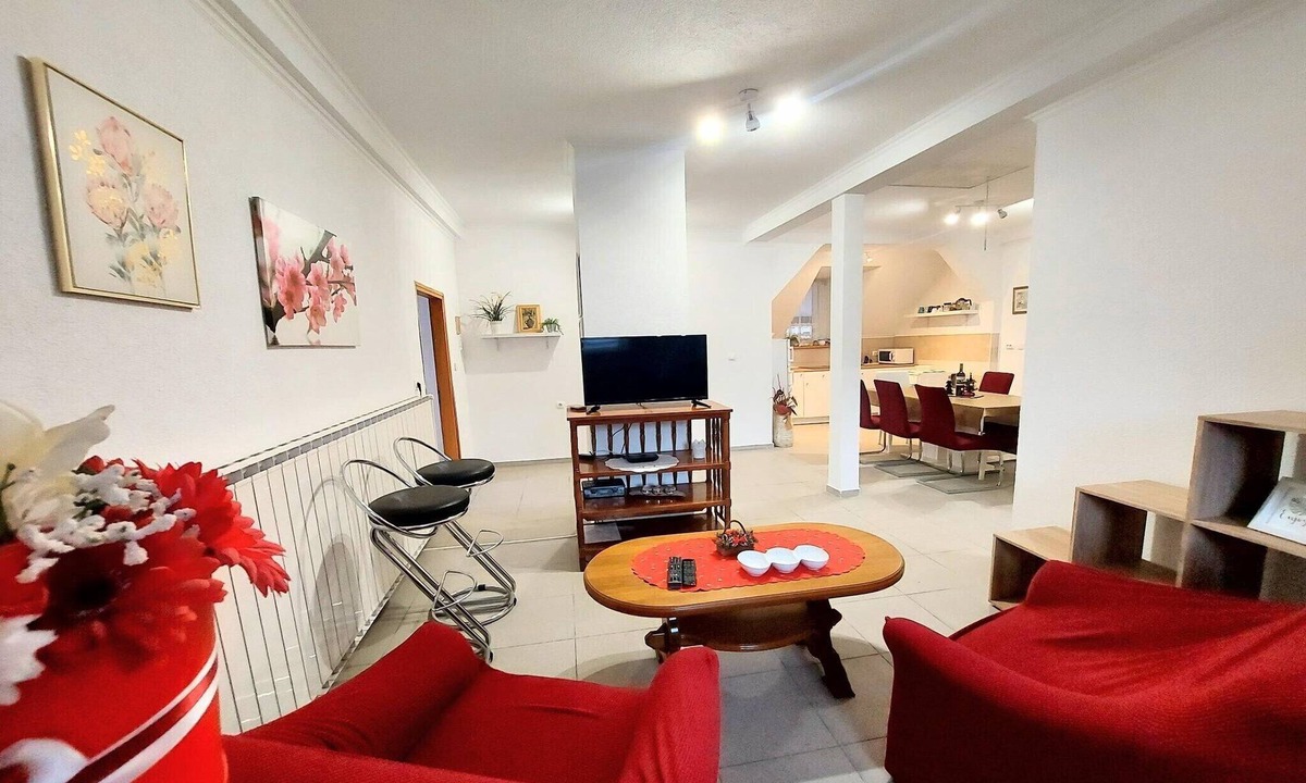 Brinje Apartment | Apartments Jezerane - Four Bedroom Apartment with Balcony