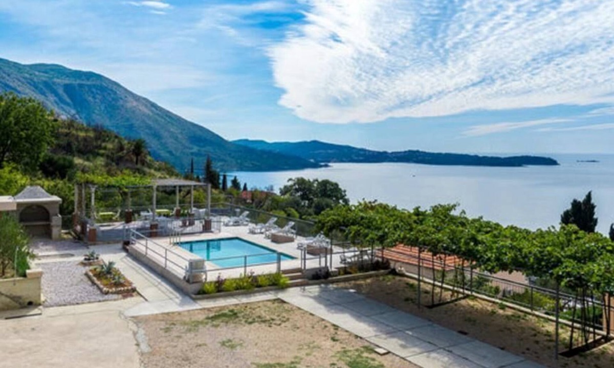 Zavrelje Apartment | Apartments Klis -Two-Bedroom Apartment with Terrace