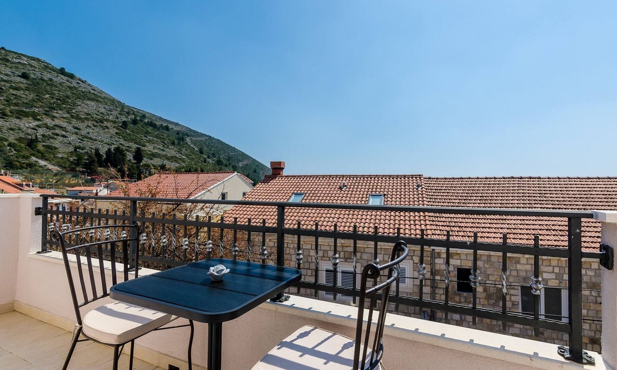 Gruz Apartment | Apartments Life - One Bedroom Apartment with Balcony and Sea View