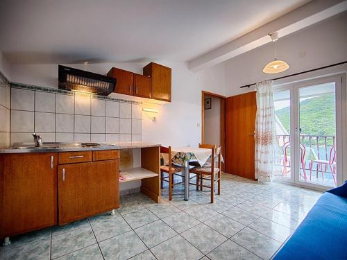 Pasadur Apartment | Apartments Malo Lago - One-Bedroom Apartment with Balcony and Sea View - Attic Apartment 3