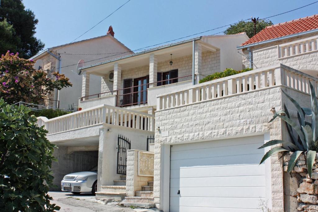 Sutivan Apartment | Apartments with parking space Sutivan, Brac - 2846