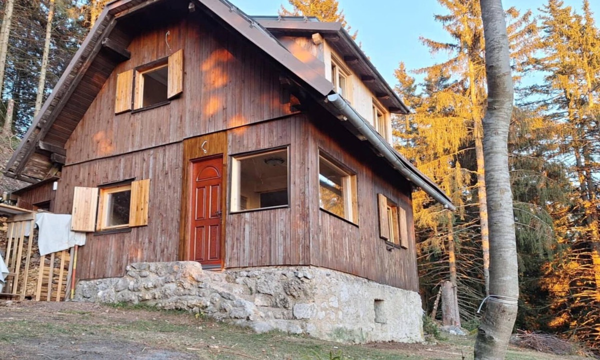 Trzic Cabin | Awesome 4-bedroom Off-Grid Mountain Haven – Hike & Bike Paradise