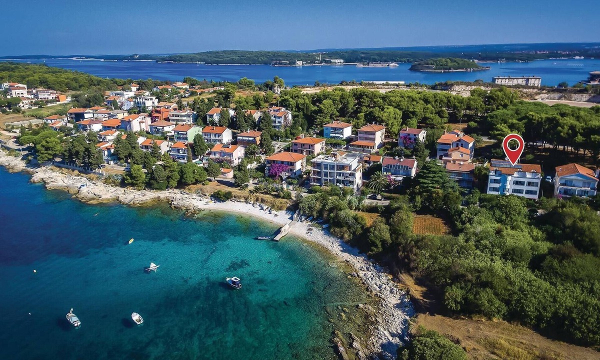 Pula Apartment | Awesome apartment in Pula with house sea view