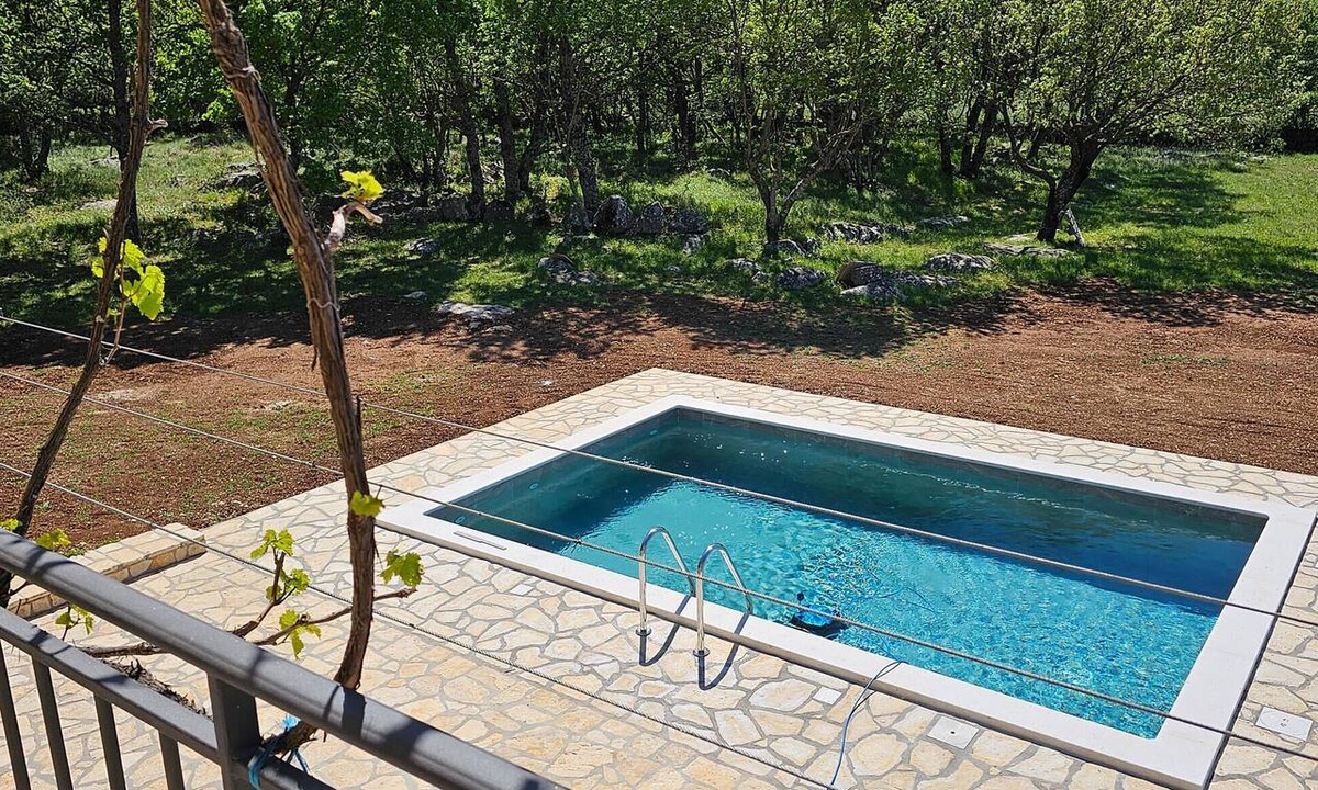 Ervenik House | Awesome home in Ervenik