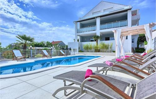 Okrug Donji House | Awesome Home In Okrug Donji