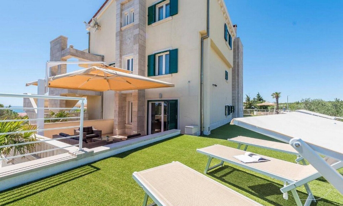 Novalja Apartment | Azure retreat by the garden lane