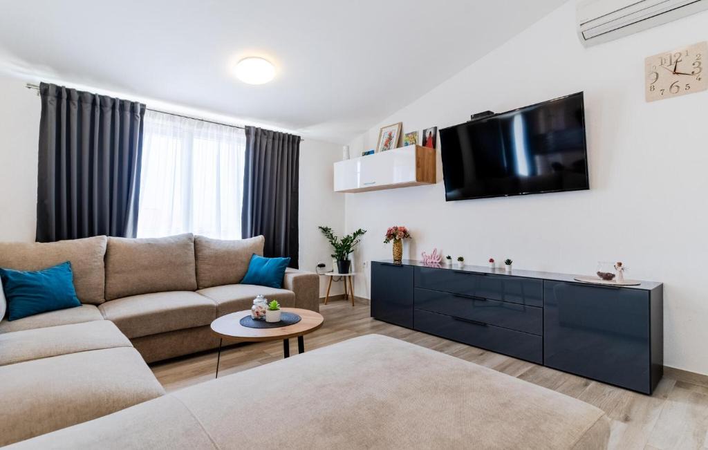Solin Apartment | Beach Front Apartment In Solin