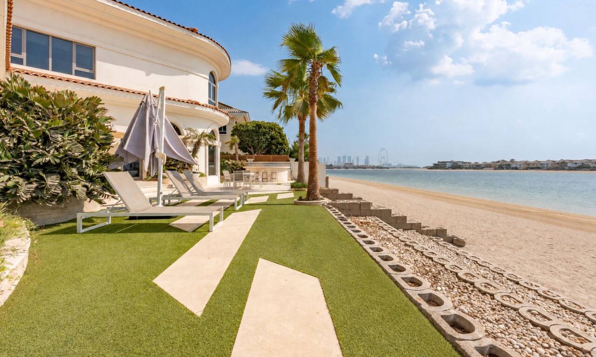 Palm Jumeirah Villa | Beachfront 6BR Villa with 2 Asst Rooms, Own Pool, Cabana & Private Beach Access