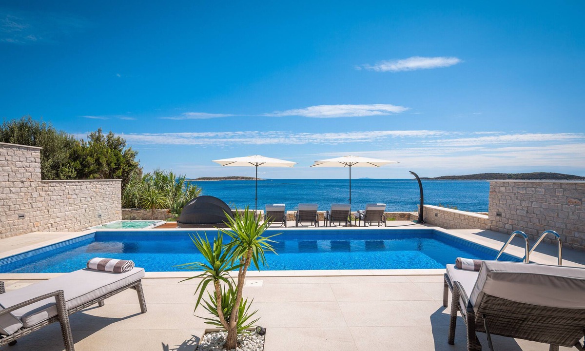 Milna Villa | Beachfront house with Pool and Jakuzzi -maximum comfort and privacy .