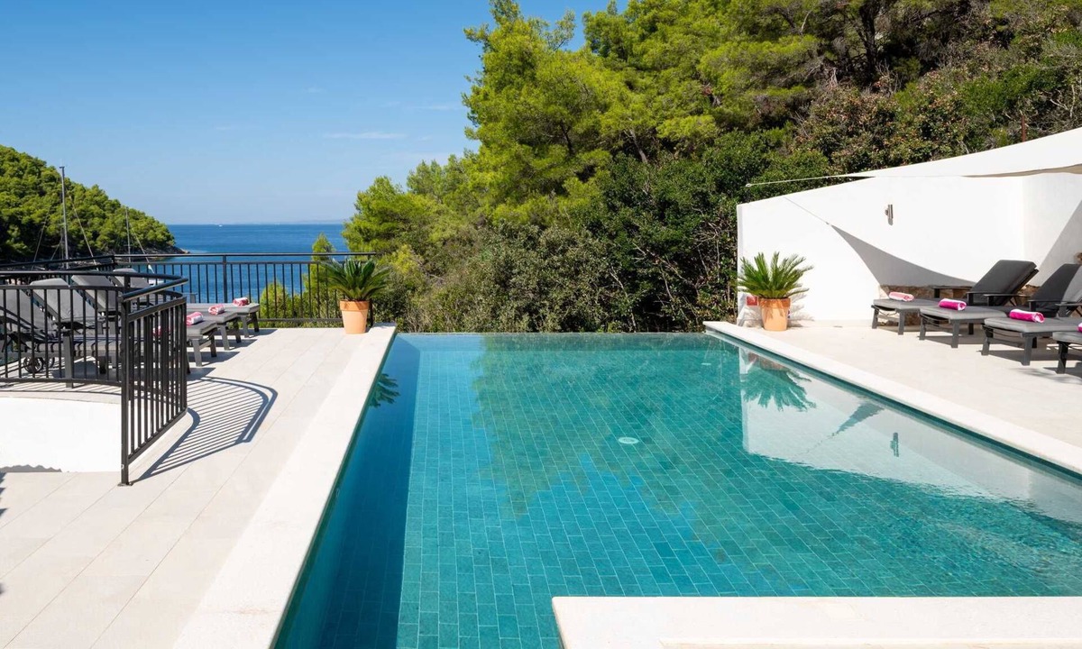 Brusje Villa | Beachfront Villa High Fly with Pool